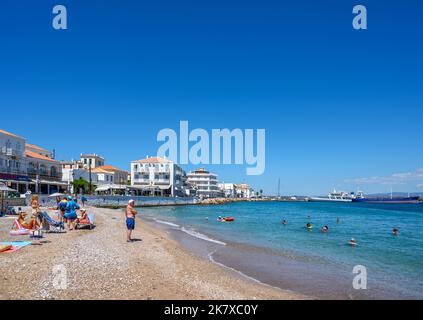 Plage dans la ville de Spetses, Spetses, Iles Saroniques, Grèce Banque D'Images