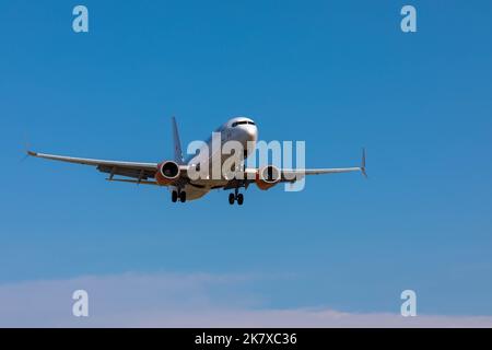 Avion de l'agence de voyage TUI en approche pour l'atterrissage. Ciel bleu avec beaucoup d'espace pour le texte. 08 octobre 2022, Rhodes, Grèce Banque D'Images