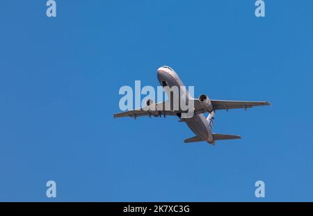 Avion de Aegean Airlines en approche pour l'atterrissage. Ciel bleu avec beaucoup d'espace pour le texte. 08 octobre 2022, Rhodes, Grèce Banque D'Images