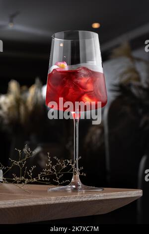 Simple cocktail rouge avec vodka, vermouth, fraisiers.pub café. Menu de bar le concept d'une boisson fraîche, foyer sélectif Banque D'Images