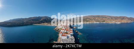 Andros Island, Grèce. Vue panoramique sur la ville de Chora. Bâtiments traditionnels sur le cap. Bleu mer et ciel, jour ensoleillé dans les Cyclades Banque D'Images