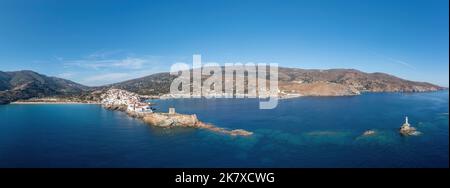 Andros Island, Grèce. Vue panoramique sur la ville de Chora. Bâtiments traditionnels sur le cap, le vieux château et le phare, Cyclades Banque D'Images