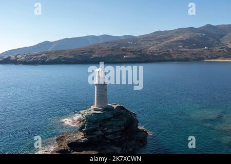 Grèce. Île Andros. Le feu à éclats en pierre sur une vue de drone d'antenne de roche. Paysage des Rocheuses. Ciel bleu et mer Banque D'Images