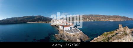 Andros Island, Grèce. Vue panoramique sur la ville de Chora. Bâtiments traditionnels sur le cap. Bleu mer et ciel, jour ensoleillé dans les Cyclades Banque D'Images