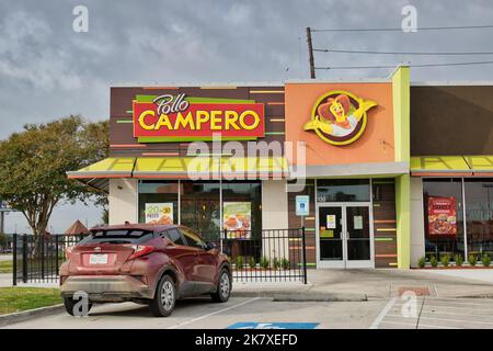 Houston, Texas États-Unis 12-03-2021: Façade extérieure du restaurant Pollo Campero et parking à Houston, Texas. Chaîne de restauration rapide fondée au Guatemala 1971. Banque D'Images