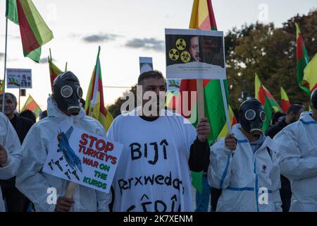 Des manifestants se sont rassemblés à la porte de Brandebourg de Berlin sur 19 octobre 2022 pour protester contre les attaques turques contre les Kurdes. La Turquie utilise du gaz lacrymogène et peut-être du chlore contre le Parti des travailleurs du Kurdistan (PKK), selon une enquête menée par l'organisation de paix International Physicians for the Prevention of Nuclear War (IPPNW). Tout récemment, 17 combattants de la liberté auraient été tués par des attaques d'armes chimiques, selon les manifestants. Le peuple kurde, les mouvements kurdes et les personnes solidaires avec eux tentent depuis longtemps de sensibiliser le public à la question et de faire leur voix Banque D'Images