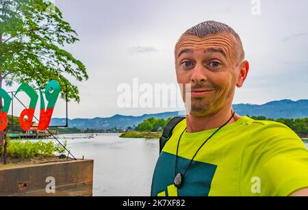 Parc PHRU Chaweng avec lac rivière Jetty montagnes coloré écriture et touristes sur l'île de Koh Samui à Surat Thani Thaïlande. Banque D'Images