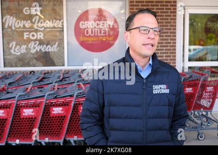 Philadelphie, États-Unis. 19th octobre 2022. Le candidat démocratique du gouverneur de Pennsylvanie, Josh Shapiro, s'adresse aux journalistes après avoir visité une entreprise appartenant à des Noirs dans le nord de Philadelphie, en Pennsylvanie, aux États-Unis, sur 19 octobre 2022. Crédit : OOgImages/Alamy Live News Banque D'Images