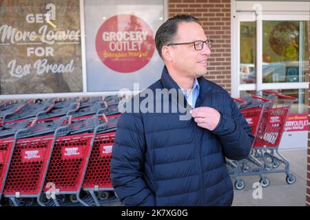 Philadelphie, États-Unis. 19th octobre 2022. Le candidat démocratique du gouverneur de Pennsylvanie, Josh Shapiro, s'adresse aux journalistes après avoir visité une entreprise appartenant à des Noirs dans le nord de Philadelphie, en Pennsylvanie, aux États-Unis, sur 19 octobre 2022. Crédit : OOgImages/Alamy Live News Banque D'Images