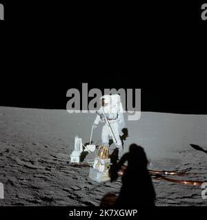 L'astronaute Alan L. Bean, pilote de module lunaire, déploie des composants du paquet Apollo Lunar surface Experiments lors de la première sortie d'Apollo 12 sur la lune. Banque D'Images