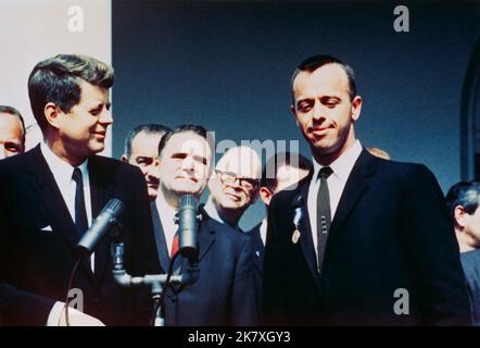Le président John F. Kennedy remet à l'astronaute Alan B. Shepard Jr. Le prix de la Médaille du service distingué de la NASA lors d'une cérémonie dans le jardin des roses à 8 mai 1961, à la Maison Blanche. Le vice-président Lyndon B. Johnson, l'administrateur de la NASA James E. Webb et plusieurs astronautes de la NASA sont en arrière-plan. Trois semaines plus tard, Kennedy engagerait l’Amérique à faire atterrir un homme sur la lune avant la fin de la décennie. Image Credit: NASA