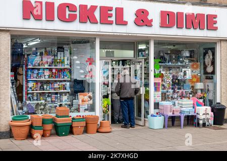 Elgin, Moray, Royaume-Uni. 19th octobre 2022. C'est un homme et une femme qui parlent à la porte d'entrée des locaux de Nickel et Dime Shop à High Street, Elgin Credit: JASPERIMAGE/Alay Live News Banque D'Images