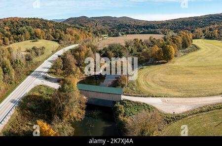 Vue aérienne du pont couvert de Longley près de Montgomery dans le Vermont pendant l'automne Banque D'Images