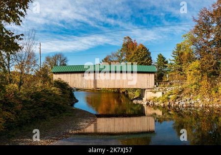 Vue aérienne du pont couvert de Longley près de Montgomery dans le Vermont pendant l'automne Banque D'Images