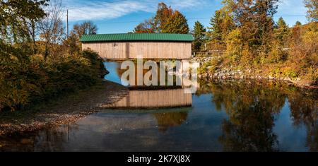 Vue aérienne du pont couvert de Longley près de Montgomery dans le Vermont pendant l'automne Banque D'Images