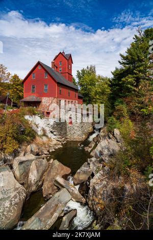 Vue latérale du Old Red Mill à côté de la crique de Jericho Vermont pendant l'automne Banque D'Images