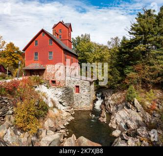 Vue latérale du Old Red Mill à côté de la crique de Jericho Vermont pendant l'automne Banque D'Images