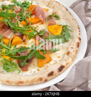 Pizza à la citrouille d'Halloween avec prosciutto, fromage sur fond blanc pour le menu du restaurant. Des fêtes de fin d'année. Banque D'Images