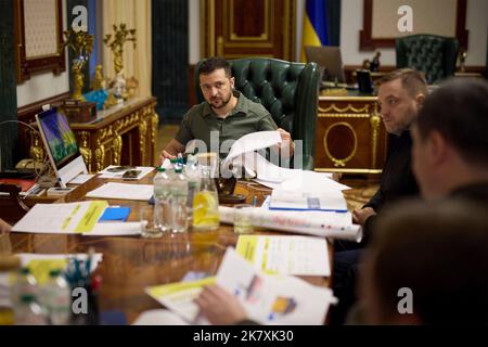 Kiev, Ukraine. 19th octobre 2022. Le président ukrainien Volodymyr Zelenskyy préside une réunion avec des responsables gouvernementaux pour discuter de la crise énergétique après des jours d'attaques de missiles russes sur les infrastructures énergétiques du palais Mariinsky, 19 octobre 2022, à Kiev en Ukraine. Credit: Bureau de presse présidentiel ukrainien/Présidence ukrainienne/Alamy Live News Banque D'Images