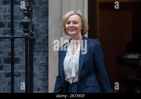 Londres, Angleterre, Royaume-Uni. 19th octobre 2022. Le Premier ministre britannique LIZ TRUSS quitte 10 Downing Street devant les QPM. (Image de crédit : © Tayfun Salci/ZUMA Press Wire) Banque D'Images
