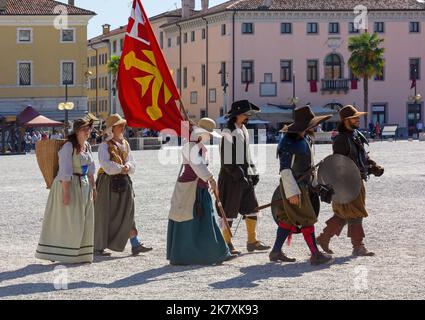 PALMANOVA, Italie - 4 septembre 2022: Les réacteurs défilant à travers la place principale de la ville pendant la reconstitution historique annuelle du dix-septième siècle Banque D'Images