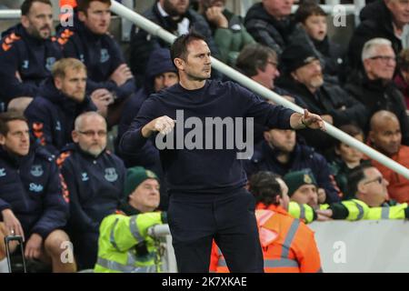 Newcastle, Royaume-Uni. 19th octobre 2022. Frank Lampard, directeur d'Everton, donne des instructions à son équipe lors du match Premier League Newcastle United contre Everton à St. James's Park, Newcastle, Royaume-Uni, 19th octobre 2022 (photo de Mark Cosgrove/News Images) à Newcastle, Royaume-Uni, le 10/19/2022. (Photo de Mark Cosgrove/News Images/Sipa USA) crédit: SIPA USA/Alay Live News Banque D'Images