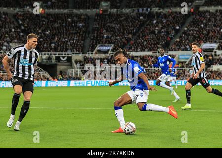 Newcastle, Royaume-Uni. 19th octobre 2022. Alex Iwhi #17 d'Everton traverse le ballon pendant le match de la Premier League Newcastle United contre Everton à St. James's Park, Newcastle, Royaume-Uni, 19th octobre 2022 (photo de Mark Cosgrove/News Images) à Newcastle, Royaume-Uni, le 10/19/2022. (Photo de Mark Cosgrove/News Images/Sipa USA) crédit: SIPA USA/Alay Live News Banque D'Images