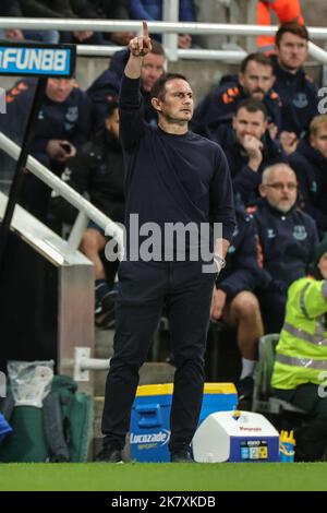 Newcastle, Royaume-Uni. 19th octobre 2022. Frank Lampard, directeur d'Everton, donne des instructions à son équipe lors du match Premier League Newcastle United contre Everton à St. James's Park, Newcastle, Royaume-Uni, 19th octobre 2022 (photo de Mark Cosgrove/News Images) à Newcastle, Royaume-Uni, le 10/19/2022. (Photo de Mark Cosgrove/News Images/Sipa USA) crédit: SIPA USA/Alay Live News Banque D'Images
