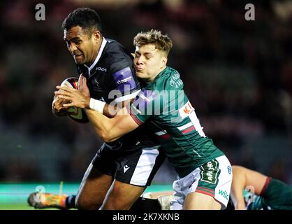 George Wacokecoke de Newcastle Falcons est attaqué par Joseph Woodward de Leicester Tigers lors du match de la première coupe de rugby au stade Mattioli Woods Welford Road, à Leicester. Date de la photo: Mercredi 19 octobre 2022. Banque D'Images