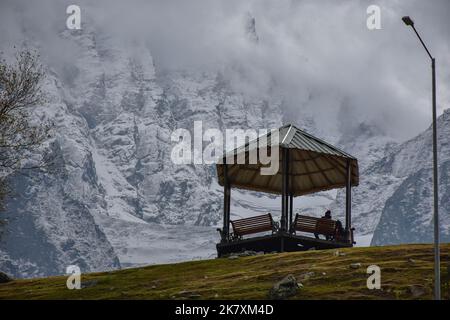 Sonamarg, Inde. 19th octobre 2022. Les touristes indiens se reposent sur le banc pendant une journée d'automne nuageux à Sonamarg, à environ 100kms de Srinagar, la capitale estivale de Jammu & Cachemire. (Photo de Saqib Majeed/SOPA Images/Sipa USA) crédit: SIPA USA/Alay Live News Banque D'Images