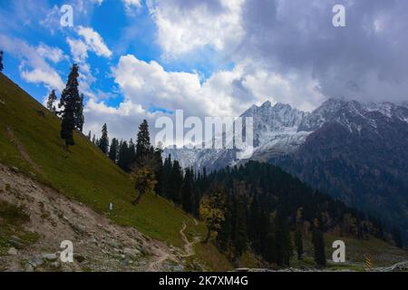 Sonamarg, Inde. 19th octobre 2022. Vue générale pendant une journée d'automne nuageux de la station de Sonamarg, à environ 100kms de Srinagar, la capitale estivale de Jammu-et-Cachemire. (Photo de Saqib Majeed/SOPA Images/Sipa USA) crédit: SIPA USA/Alay Live News Banque D'Images