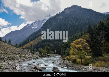 Sonamarg, Inde. 19th octobre 2022. Vue générale pendant une journée d'automne nuageux de la station de Sonamarg, à environ 100kms de Srinagar, la capitale estivale de Jammu-et-Cachemire. (Photo de Saqib Majeed/SOPA Images/Sipa USA) crédit: SIPA USA/Alay Live News Banque D'Images