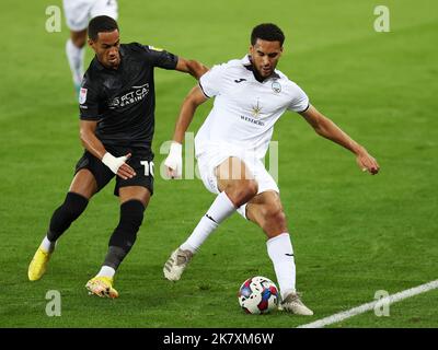 Swansea, Royaume-Uni. 18th octobre 2022. Ben Cabango de la ville de Swansea (r) et Tom Ince de Reading (l) en action. Match de championnat EFL Skybet, Swansea City v Reading au stade Swansea.com de Swansea, pays de Galles, le mardi 18th octobre 2022. Cette image ne peut être utilisée qu'à des fins éditoriales. Utilisation éditoriale uniquement, licence requise pour une utilisation commerciale. Aucune utilisation dans les Paris, les jeux ou les publications d'un seul club/ligue/joueur. photo par Andrew Orchard/Andrew Orchard sports photographie/Alamy Live News crédit: Andrew Orchard sports photographie/Alamy Live News Banque D'Images