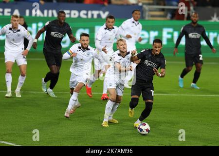 Swansea, Royaume-Uni. 18th octobre 2022. Tom Ince de Reading s'éloigne de Harry Darling de la ville de Swansea. Match de championnat EFL Skybet, Swansea City v Reading au stade Swansea.com de Swansea, pays de Galles, le mardi 18th octobre 2022. Cette image ne peut être utilisée qu'à des fins éditoriales. Utilisation éditoriale uniquement, licence requise pour une utilisation commerciale. Aucune utilisation dans les Paris, les jeux ou les publications d'un seul club/ligue/joueur. photo par Andrew Orchard/Andrew Orchard sports photographie/Alamy Live News crédit: Andrew Orchard sports photographie/Alamy Live News Banque D'Images