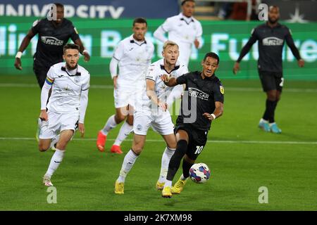 Swansea, Royaume-Uni. 18th octobre 2022. Tom Ince de Reading s'éloigne de Harry Darling de la ville de Swansea. Match de championnat EFL Skybet, Swansea City v Reading au stade Swansea.com de Swansea, pays de Galles, le mardi 18th octobre 2022. Cette image ne peut être utilisée qu'à des fins éditoriales. Utilisation éditoriale uniquement, licence requise pour une utilisation commerciale. Aucune utilisation dans les Paris, les jeux ou les publications d'un seul club/ligue/joueur. photo par Andrew Orchard/Andrew Orchard sports photographie/Alamy Live News crédit: Andrew Orchard sports photographie/Alamy Live News Banque D'Images