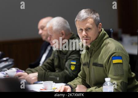 Kiev, Ukraine. 19th octobre 2022. Roman V. Mashovets, conseiller ukrainien pour la sécurité nationale et la défense, à droite, lors d'une rencontre multilatérale en face à face avec les ambassadeurs de France, d'Allemagne, d'Italie, des pays-Bas et d'Espagne pour discuter de l'accélération de la fourniture d'équipements de défense aérienne, au Palais Mariinsky, à 19 octobre 2022, à Kiev en Ukraine. Credit: Bureau de presse présidentiel ukrainien/Présidence ukrainienne/Alamy Live News Banque D'Images