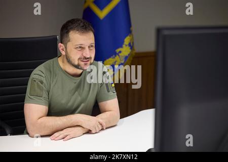 Kiev, Ukraine. 18th octobre 2022. Le président ukrainien Volodymyr Zelenskyy sourit lors d’une rencontre virtuelle avec le boxeur Oleksandr Usyk, champion du monde, du palais Mariinsky, 18 octobre 2022, à Kiev, en Ukraine. Usyk s'est porté volontaire pour devenir le dernier ambassadeur de la plate-forme de collecte de fonds UNITED24 pour soutenir la reconstruction de l'Ukraine. Credit: Bureau de presse présidentiel ukrainien/Présidence ukrainienne/Alamy Live News Banque D'Images