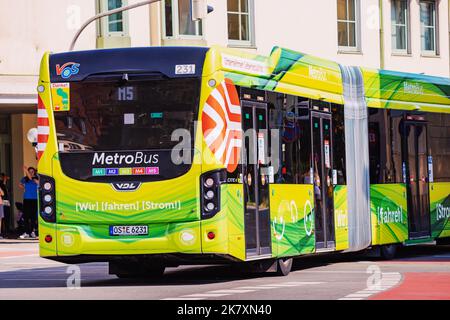 23 juillet 2022, Osnabruck, Allemagne: Transports en commun ECO-bus ou Metrobus à la gare dans le centre-ville. Infrastructure de trafic Banque D'Images