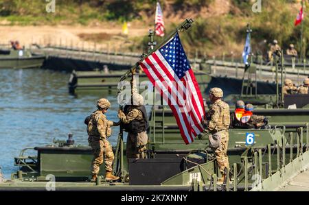 Yeoju, Corée du Sud. 19th octobre 2022. Les soldats américains lèvent le drapeau américain lors d'un exercice conjoint Corée du Sud-États-Unis de traversée de rivière dans le cadre de l'exercice militaire annuel de Hoguk à Yeoju. L'armée nord-coréenne a averti la Corée du Sud de mettre fin à ce qu'elle appelle des « provocations dans les zones de première ligne » après avoir de nouveau tiré des centaines de tirs d'artillerie dans les zones tampons maritimes près de sa frontière en réponse aux exercices sur le terrain en cours dans le Sud. (Image de crédit : © Kim Jae-Hwan/SOPA Images via ZUMA Press Wire) Banque D'Images