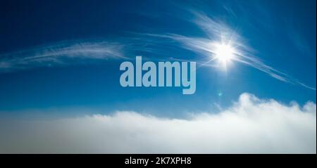 Photo aérienne au-dessus des nuages avec le soleil, ciel clair au-dessus du paysage de nuages blancs en mouvement rapide Banque D'Images