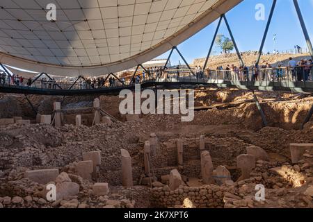 Les gens visitent les ruines de Göbeklitepe. Göbeklitepe est le premier et le plus grand temple de l'histoire. Banque D'Images