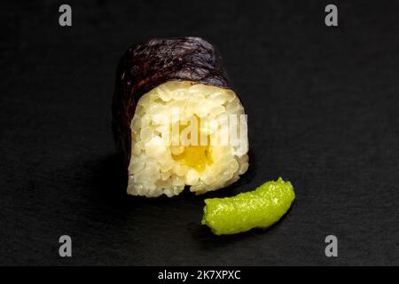 Roul de sushi hosomaki au poivre jaune avec wasabi Banque D'Images