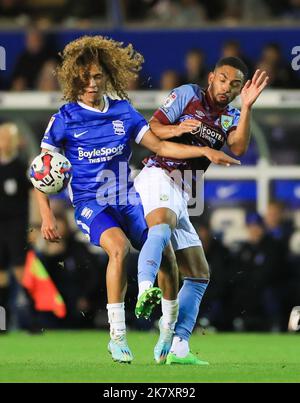 Vitinho de Burnley (à droite) et Hannibal Mejbri de Birmingham City se battent pour le ballon lors du match de championnat Sky Bet à St. Andrew's Stadium, Birmingham. Date de la photo: Mercredi 19 octobre 2022. Banque D'Images