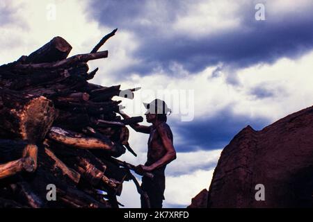 La production de charbon végétal pour être utilisé comme combustible pour produire de la fonte brute - le produit intermédiaire de la fonte de minerai de fer - augmente la déforestation biome Cerrado - l'État du Mato Grosso do Sul, centre-ouest du Brésil. Aciéries modernes et d'une ligne de fer de réduction du fer en fusion le transfert des plantes à l'aide d'une louche pour une utilisation immédiate dans les fours d'acier. Banque D'Images