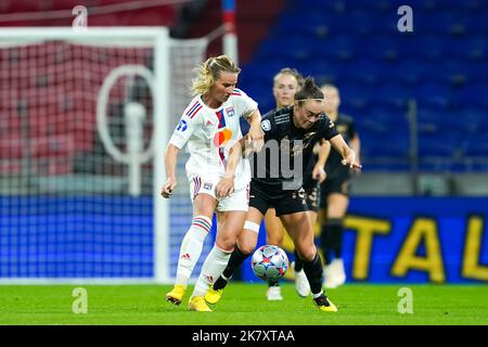 Lyon, France. 19th octobre 2022. Lyon, France, 19 octobre 2022 : Amandine Henry (6 Olympique Lyonnais) et Caitlin Foord (19 Arsenal) se battent pour le ballon (duel) lors du match de football de la Ligue des champions des femmes de l'UEFA entre l'Olympique Lyonnais et l'Arsenal au stade Groupama à Lyon, France. (Daniela Porcelli/SPP) crédit: SPP Sport presse photo. /Alamy Live News Banque D'Images