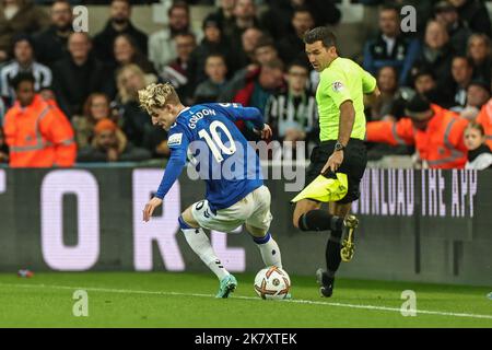 Newcastle, Royaume-Uni. 19th octobre 2022. Anthony Gordon #10 d'Everton décompose la ligne et dirige le ballon hors de jeu pendant le match de Premier League Newcastle United contre Everton à St. James's Park, Newcastle, Royaume-Uni, 19th octobre 2022 (photo de Mark Cosgrove/News Images) à Newcastle, Royaume-Uni, le 10/19/2022. (Photo de Mark Cosgrove/News Images/Sipa USA) crédit: SIPA USA/Alay Live News Banque D'Images