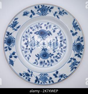 Antique Chinois 18th Century Bleu et blanc exportation plat en porcelaine. Diam. 24,2 cm 9,5' Banque D'Images