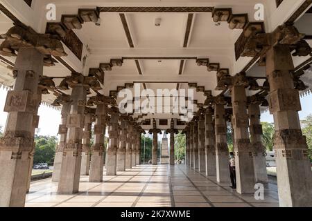 Colombo, Sri Lanka - 3 décembre 2021 : l'intérieur de la salle de l'indépendance est un monument national au Sri Lanka. Chandelles de protection près du montant en pierre Banque D'Images