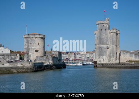 Tour Saint Nicolas (Tour Saint Nicolas) et tour de la chaîne (Tour de la chaîne) à l'entrée de l'ancien port de la Rochelle, Charente Maritime Banque D'Images