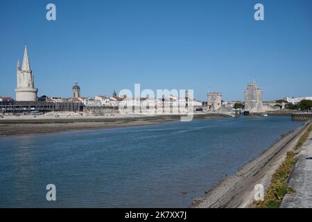 Les trois anciennes tours qui gardaient l'entrée du vieux port de la Rochelle, Charente Maritime, France Banque D'Images